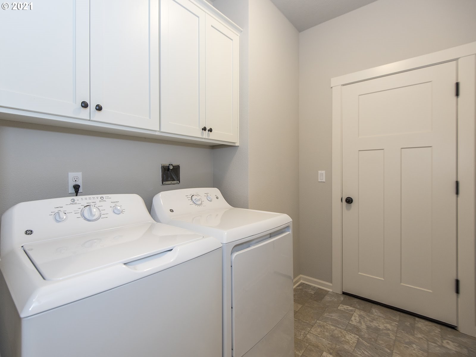 3712 South 42nd Place Ridgefield, WA 98642 - Photo 8 of 29 a utility room with dryer and washer