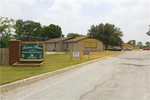 $776 | 231 Stage Coach Drive, Hondo, TX 78861