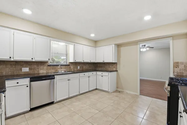 $2,600 | 9052 Zapata Way, Willis, TX 77378