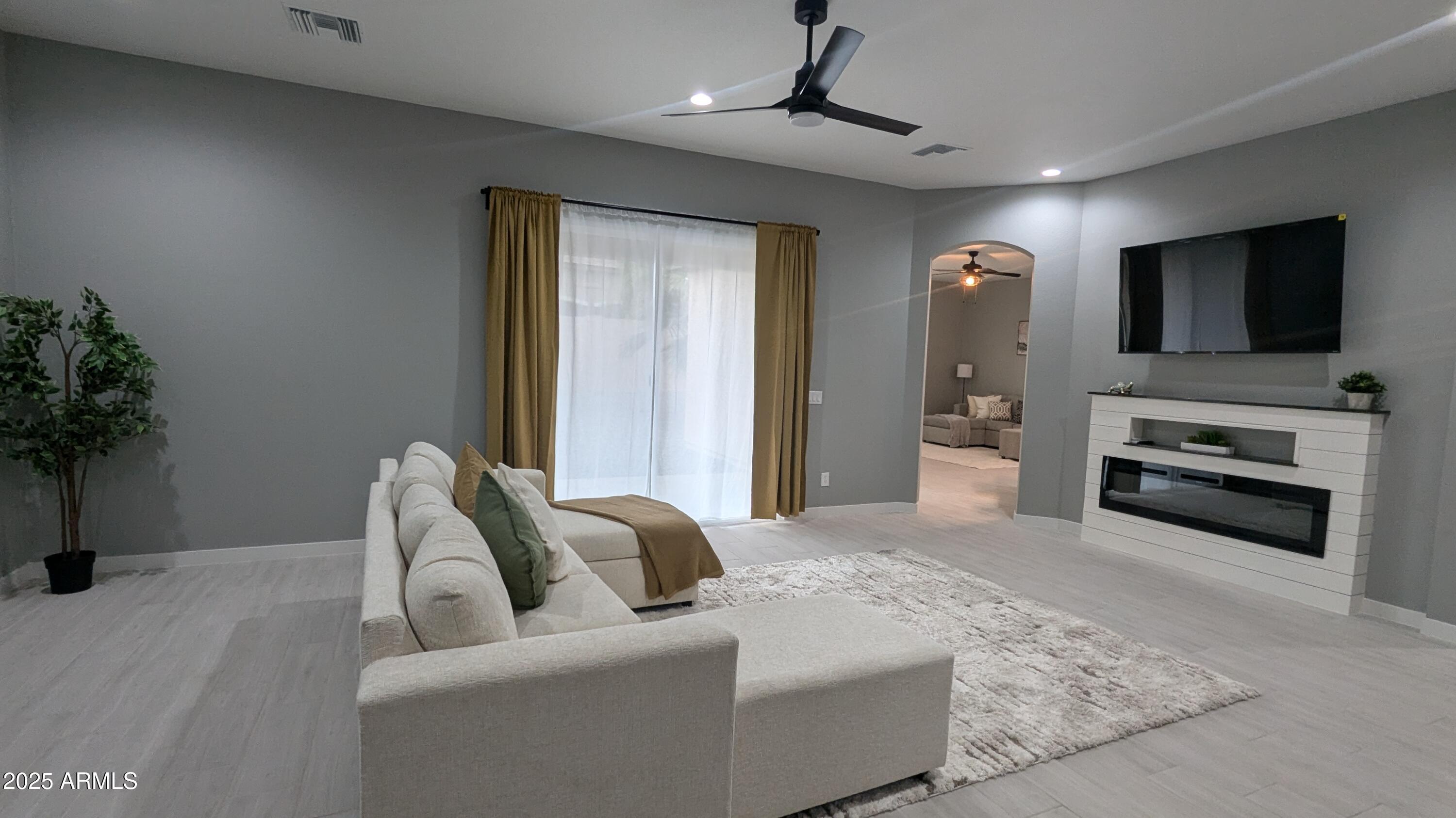 7517 North 86th Avenue Glendale, AZ 85305 - Photo 3 of 44 PXL_20250402_201033550