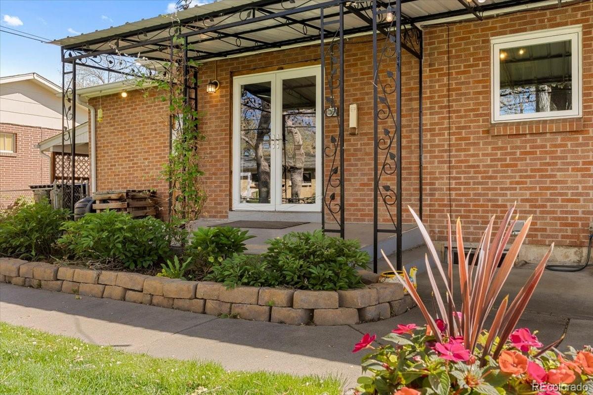 6314 Brooks Drive Arvada, CO 80004 - Photo 28 of 50 a front view of a house with a garden