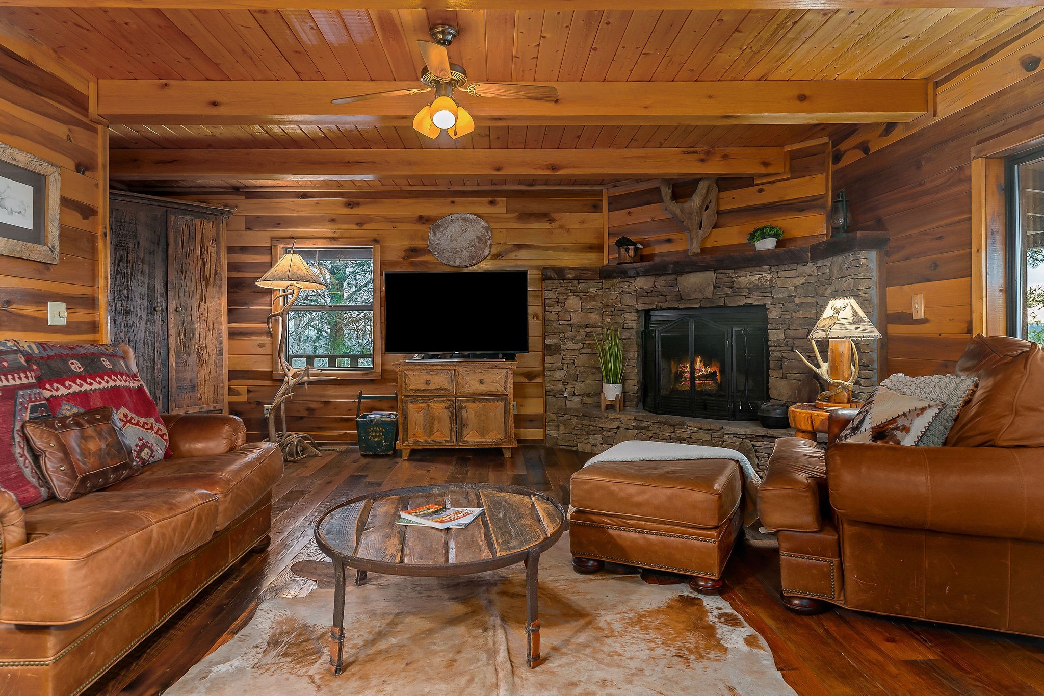 207 Dillon Road Baxter, TN 38544 - Photo 7 of 38 a living room with furniture and a flat screen tv