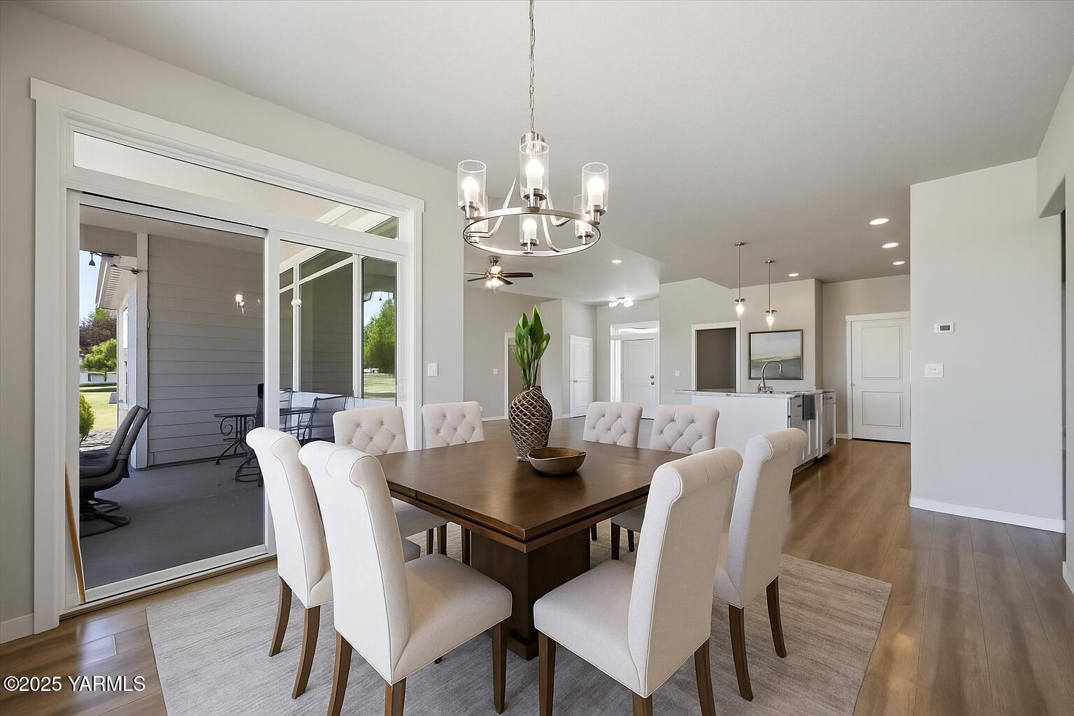 172004 Northwest Dogwood Road Grandview, WA 98930 - Photo 8 of 41 VIRTUALLY STAGED - Dining area