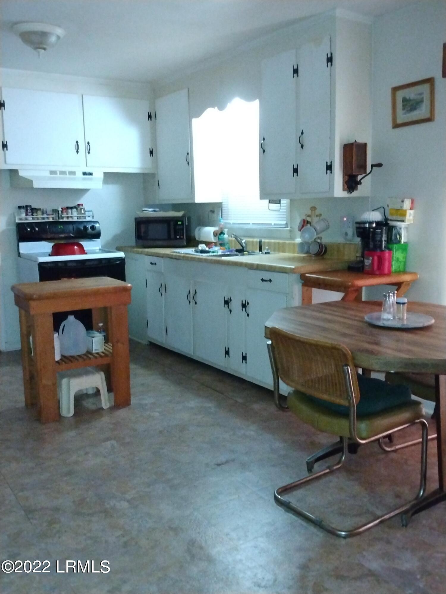 2400 State Rd S-7-386 Beaufort, SC 29902 - Photo 7 of 47 Kitchen