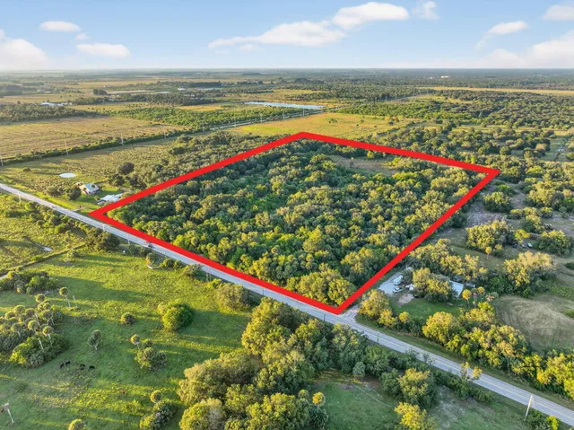 a view of an outdoor space