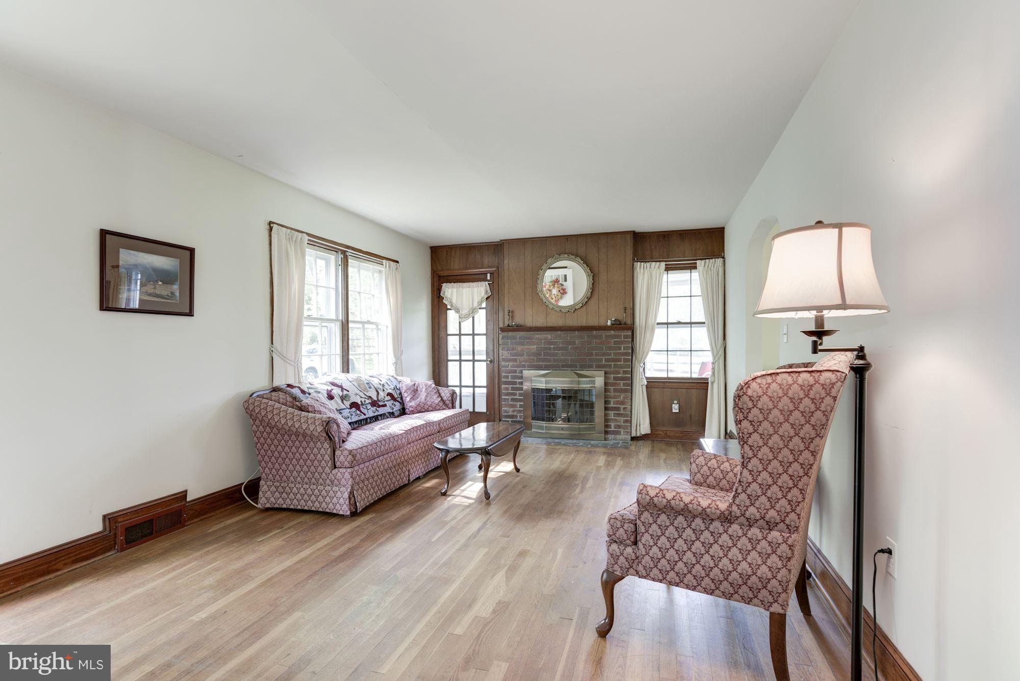 38696 Hughesville Road Hamilton, VA 20158 - Photo 5 of 30 Living Room