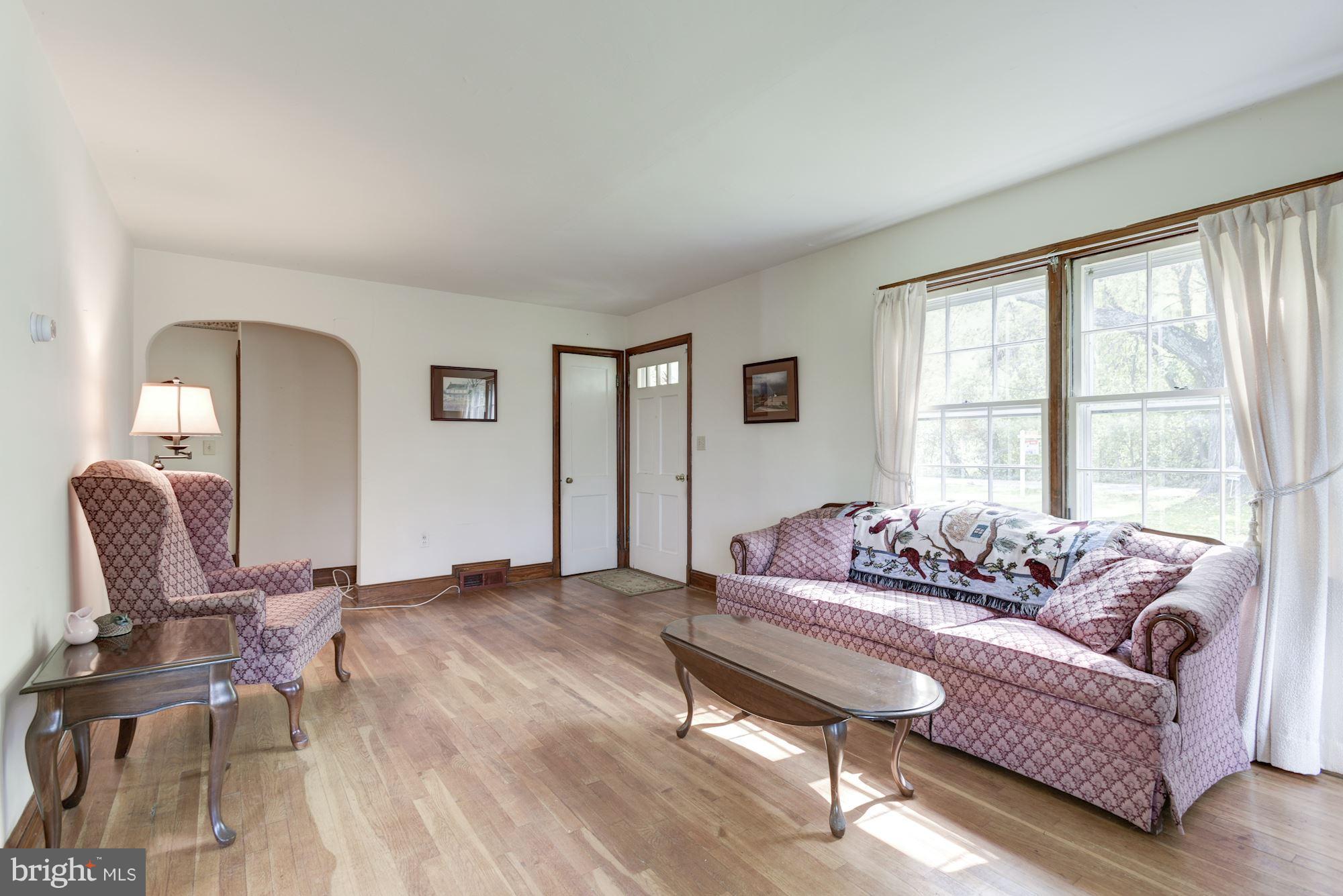 38696 Hughesville Road Hamilton, VA 20158 - Photo 6 of 30 Living Room
