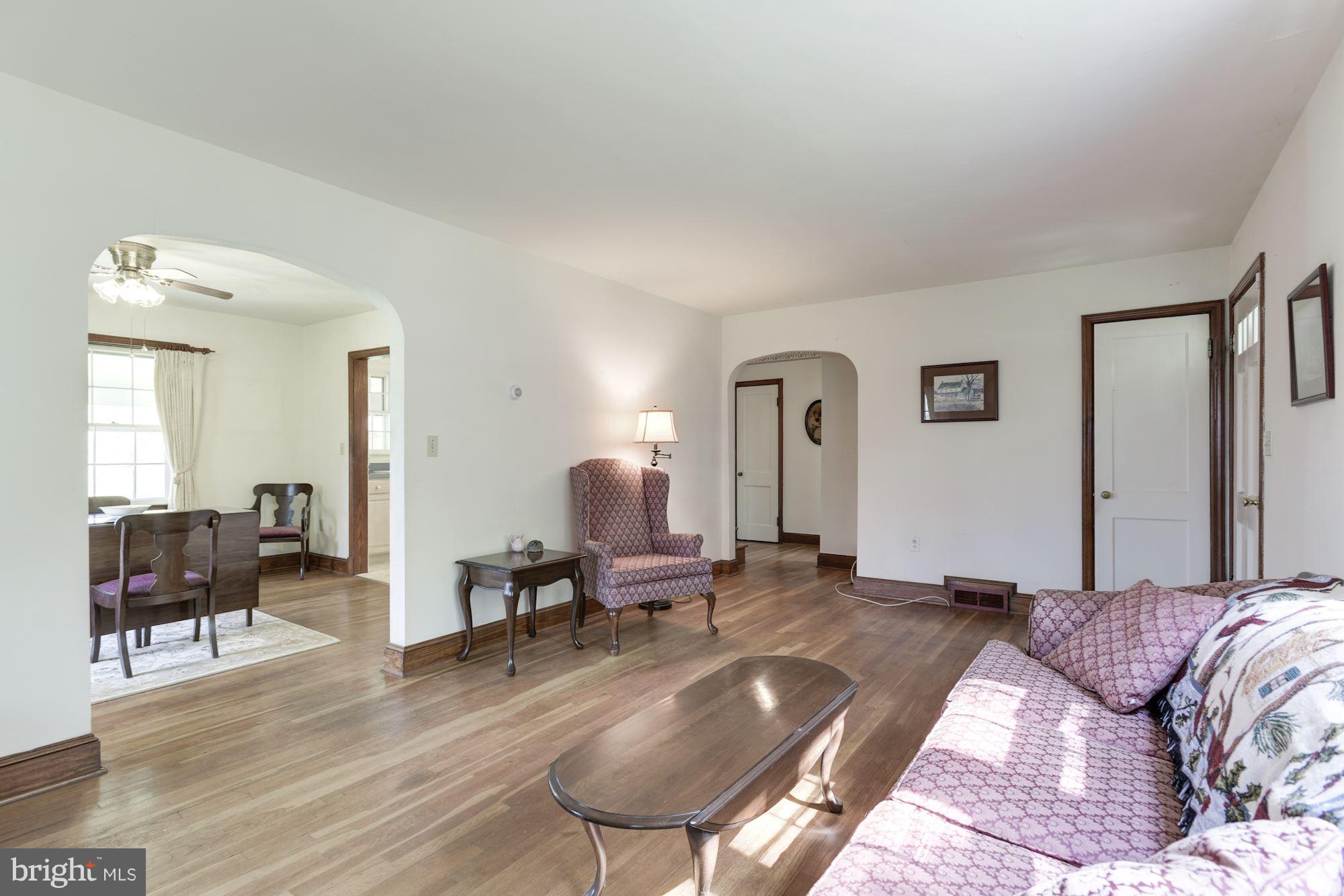 38696 Hughesville Road Hamilton, VA 20158 - Photo 7 of 30 Living Room