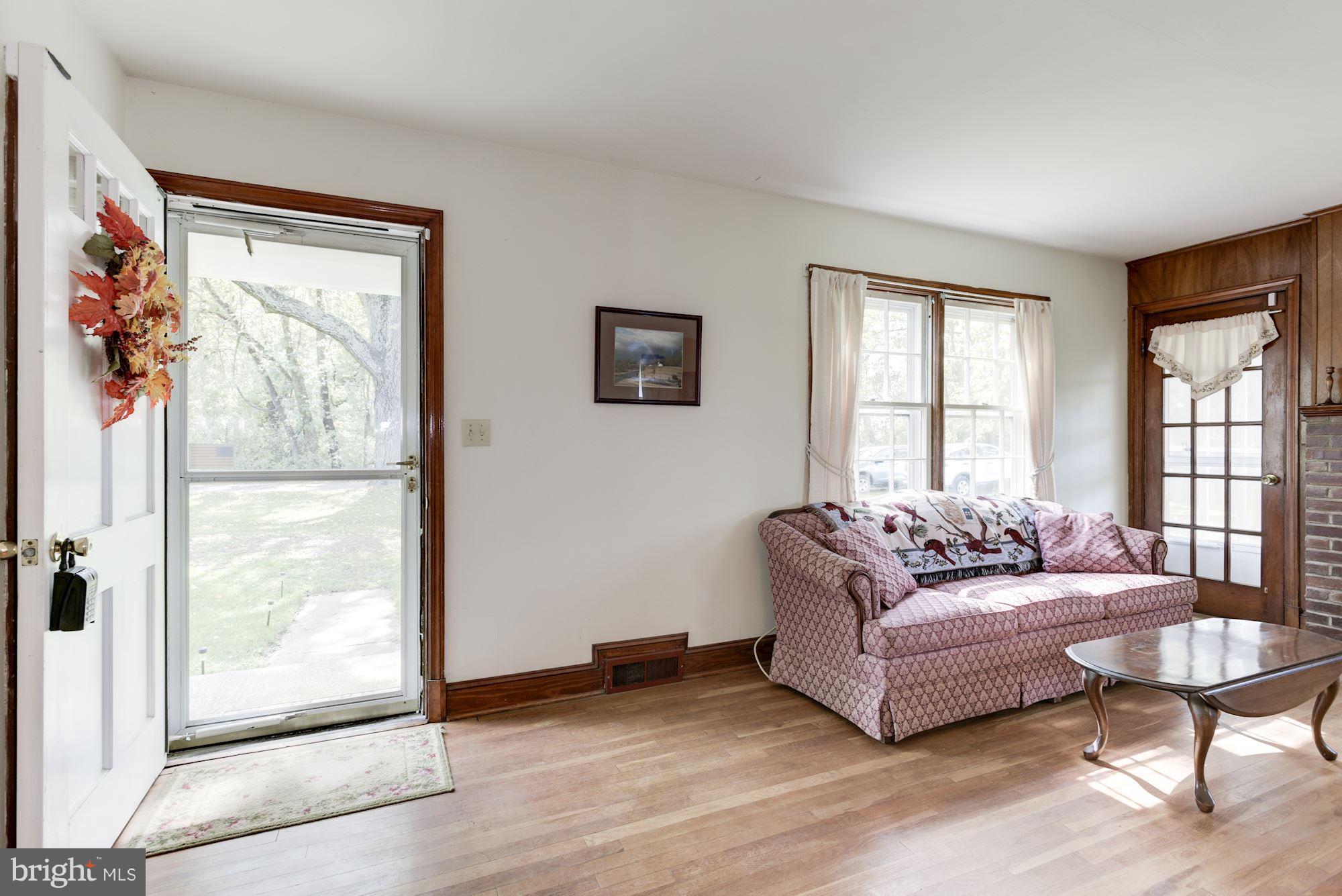 38696 Hughesville Road Hamilton, VA 20158 - Photo 8 of 30 Living Room