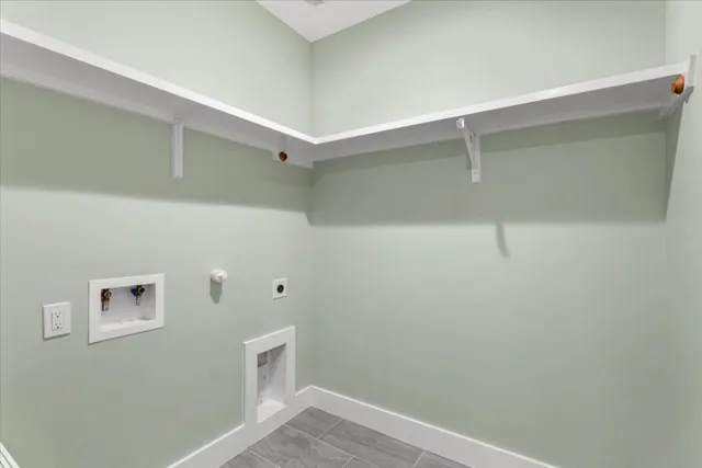 en empty room with windows and ceiling fan