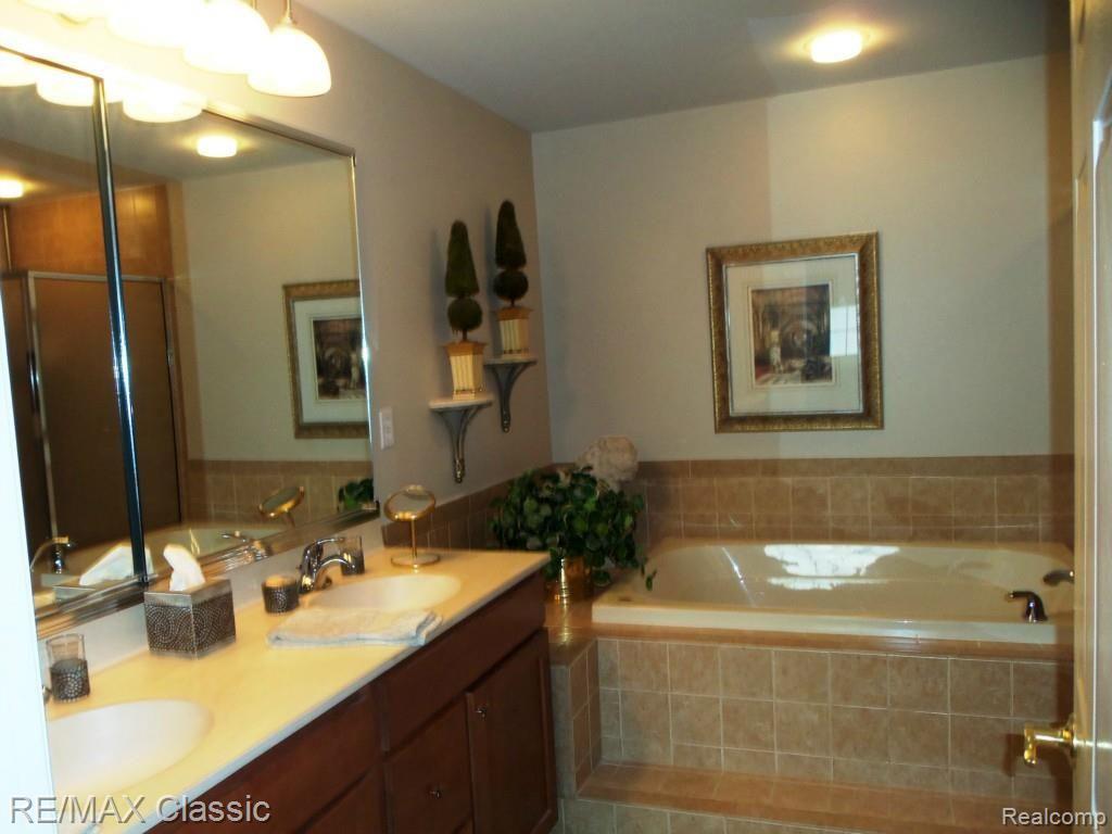 24881 Reeds Pointe Drive, Unit 17 Novi, MI 48374 - Photo 14 of 31 MASTER BATH