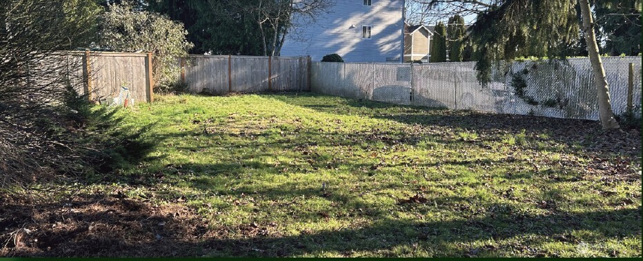 a view of a backyard
