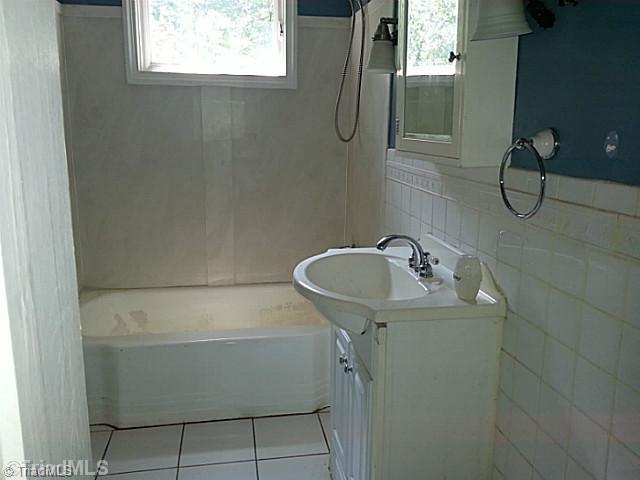 1508 Sharon Road Winston-Salem, NC 27103 - Photo 9 of 11 Bath. Main Bath