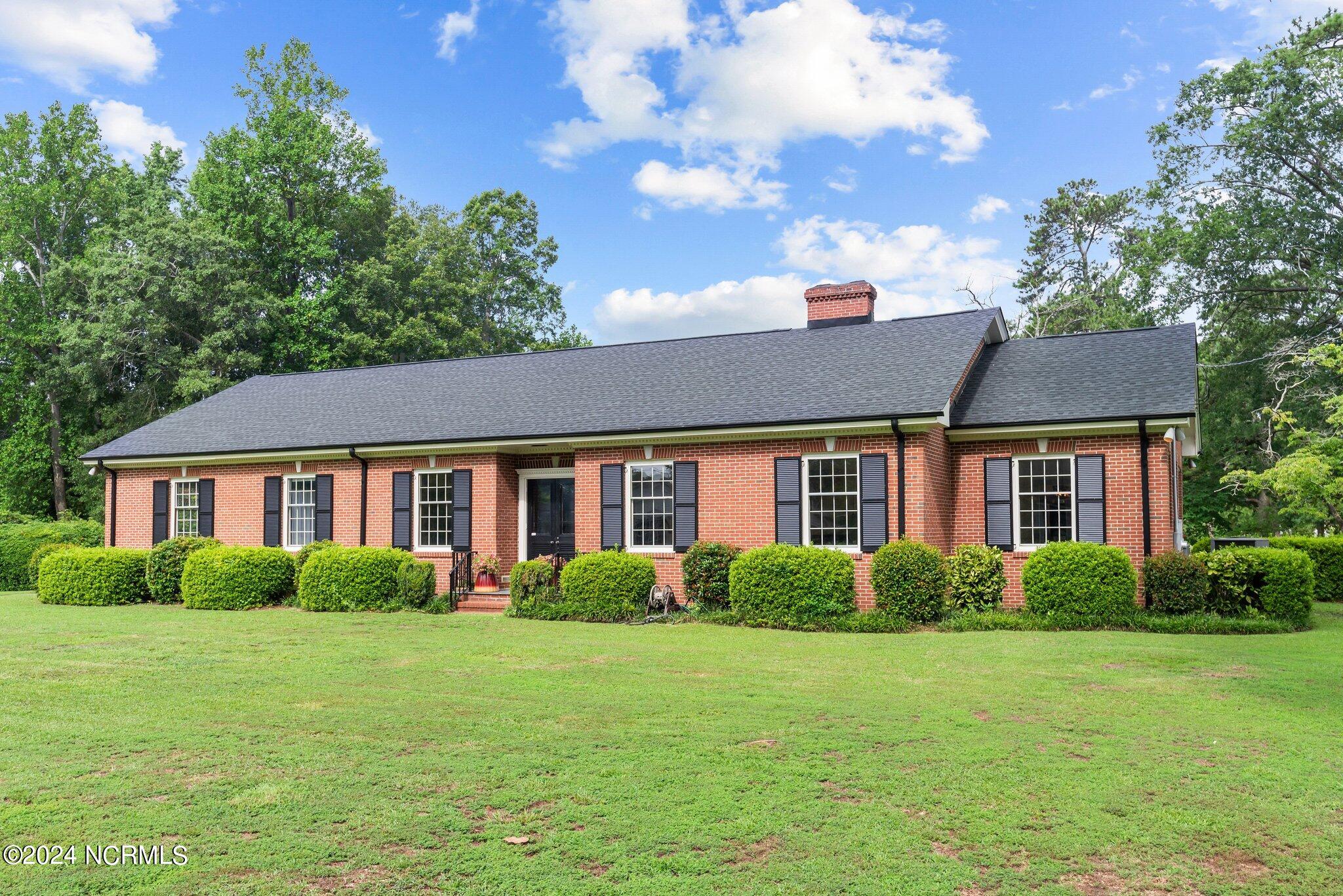 1302 Greenbriar Road Kinston, NC 28501 - Photo 1 of 48 41-web-or-mls-DSC_9589