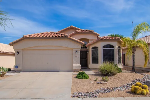 $2,400 | 2236 East Robin Lane, Phoenix, AZ 85024