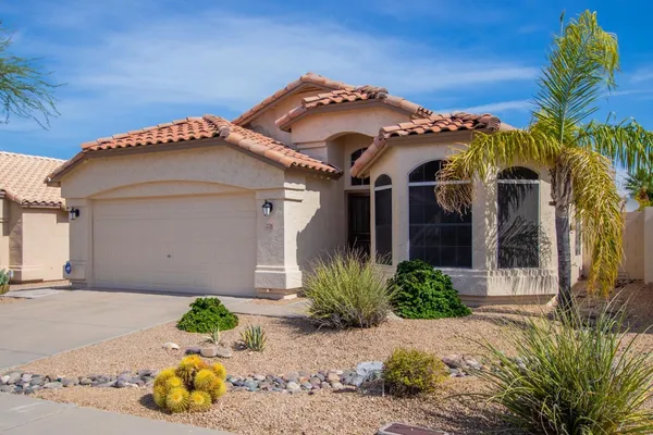 $2,400 | 2236 East Robin Lane, Phoenix, AZ 85024