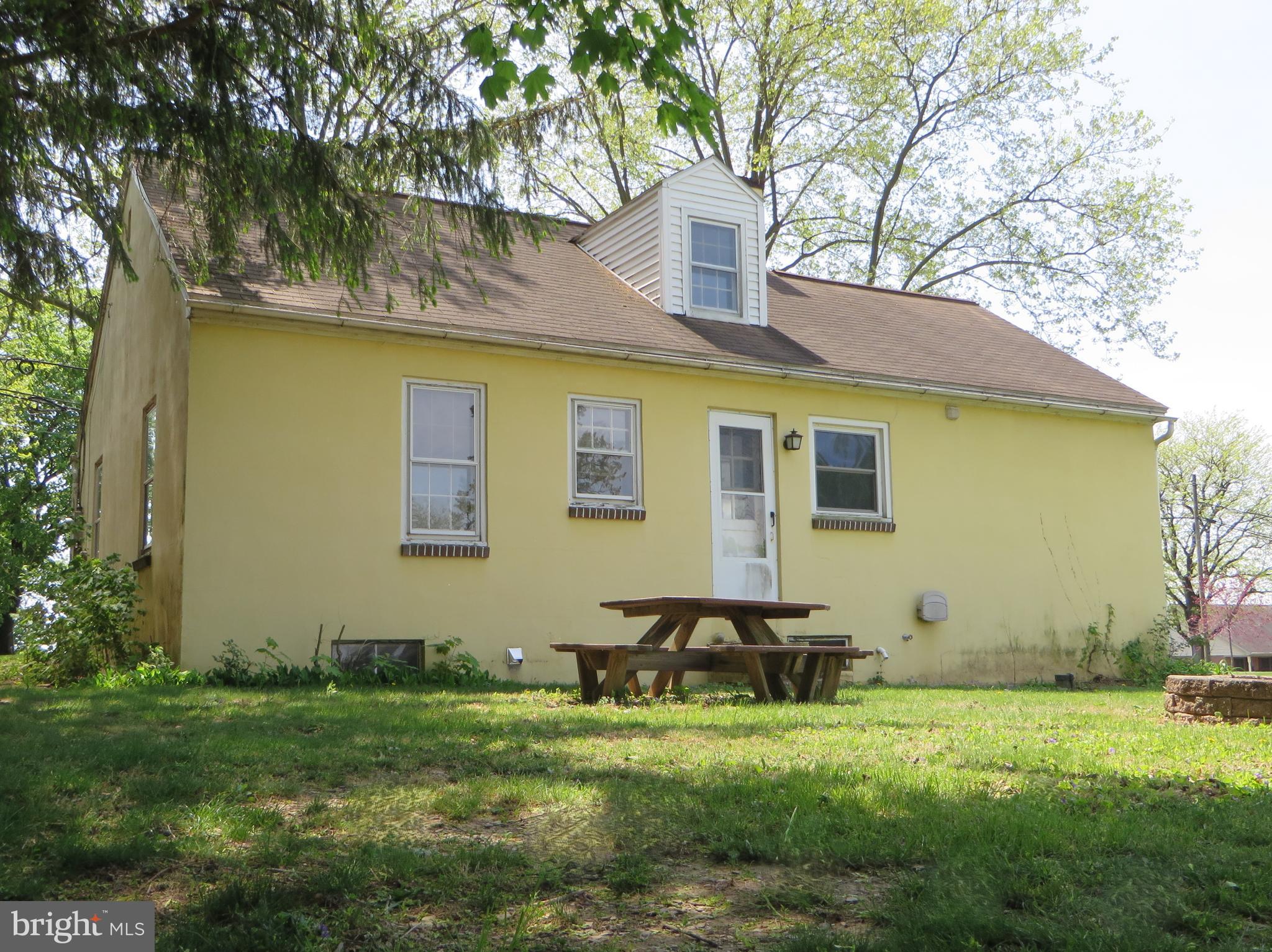 109 Chestnut Street Lititz, PA 17543 - Photo 5 of 15 a backyard of a house with table and chairs