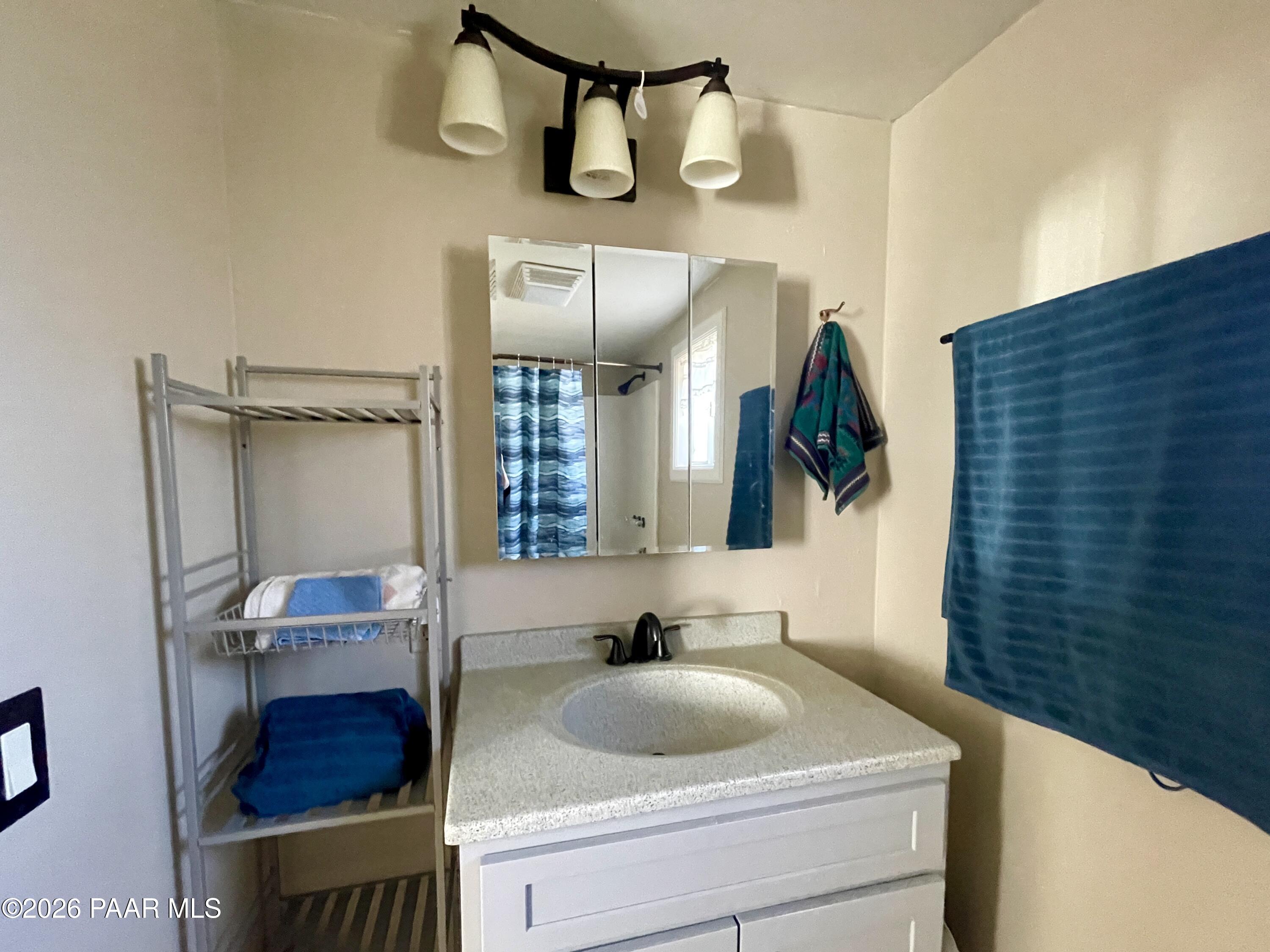 4630 Kerry Drive Rimrock, AZ 86335 - Photo 14 of 16 Rear Bath