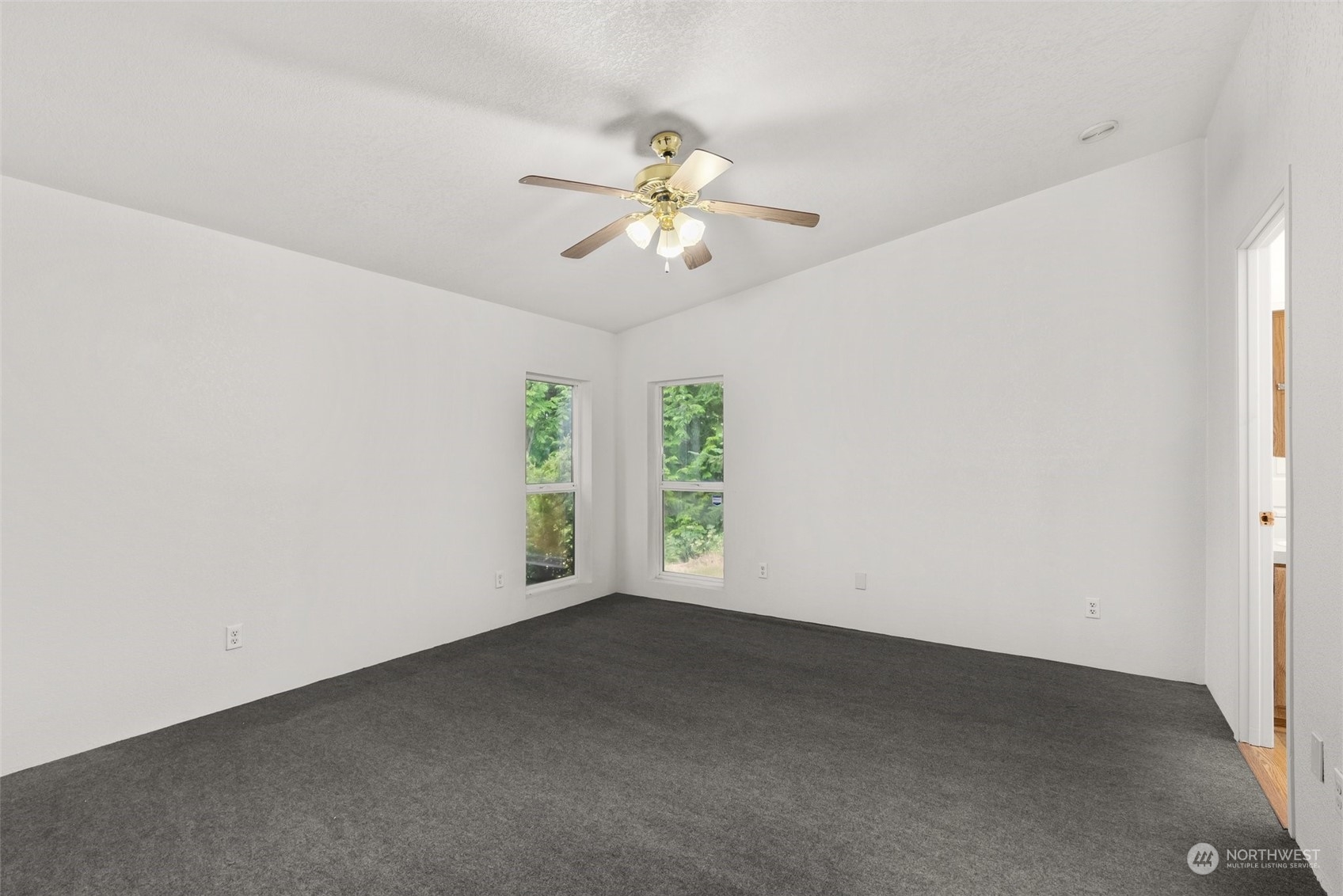 669 Twin Oaks Road Chehalis, WA 98532 - Photo 11 of 33 an empty room with a window and a ceiling fan