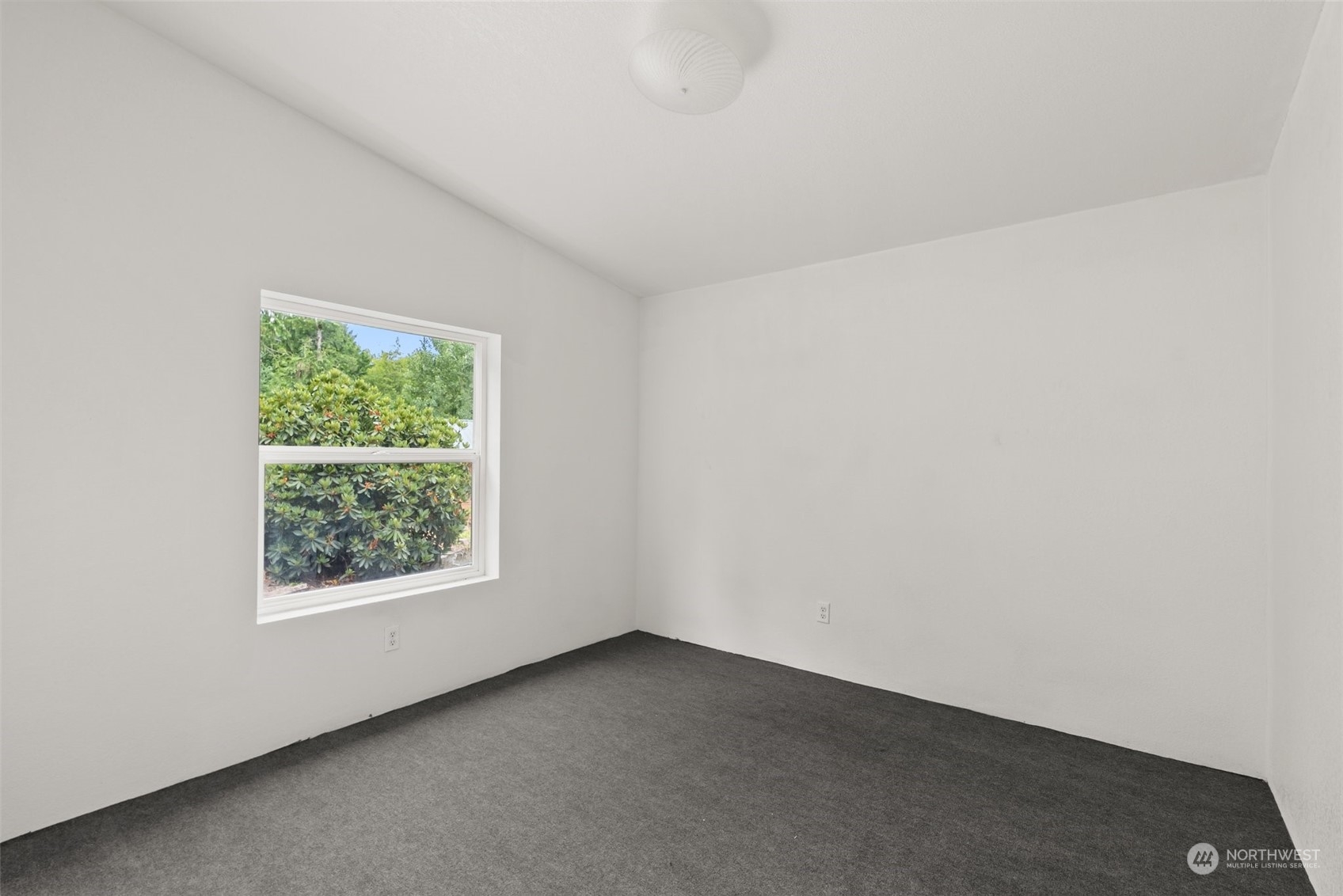 669 Twin Oaks Road Chehalis, WA 98532 - Photo 15 of 33 an empty room with a window
