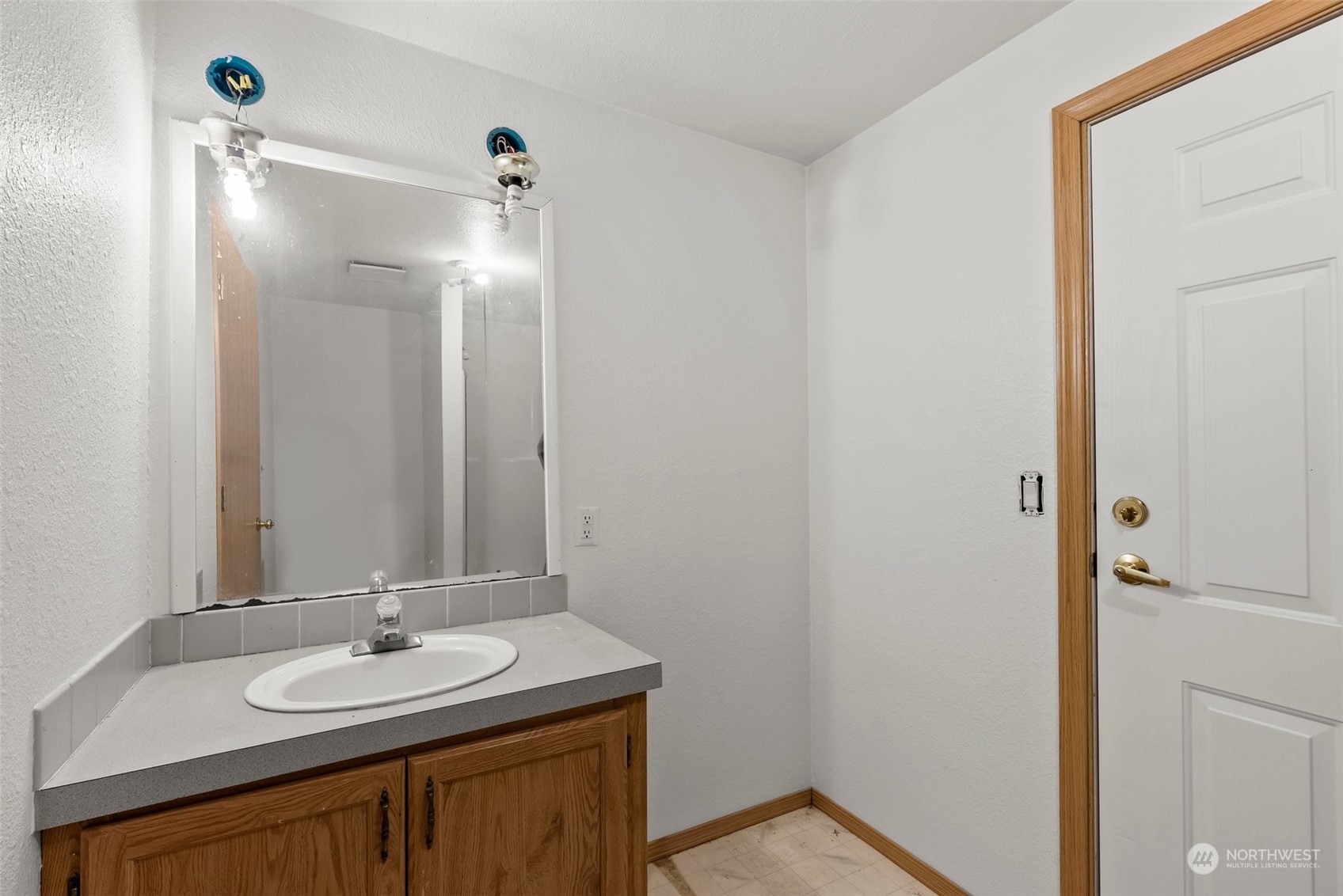 669 Twin Oaks Road Chehalis, WA 98532 - Photo 28 of 33 a bathroom with a sink and a mirror