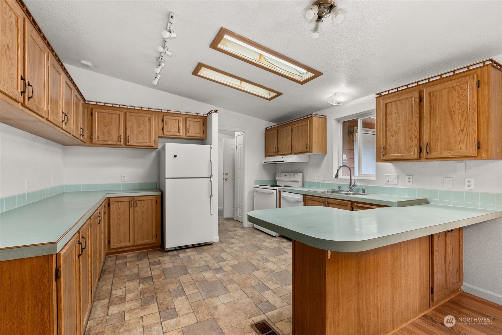 669 Twin Oaks Road Chehalis, WA 98532 - Photo 7 of 33 a kitchen with cabinets a sink and appliances