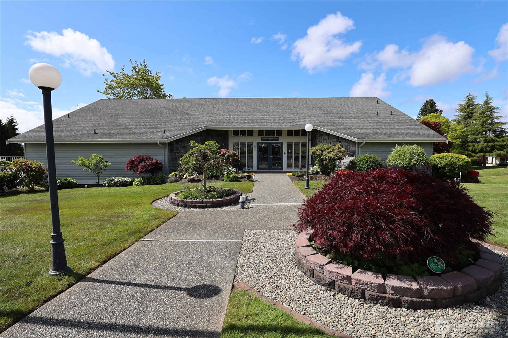 1427 100th Street Southwest, Unit 57 Everett, WA 98204 - Photo 30 of 38 a view of a house with a garden