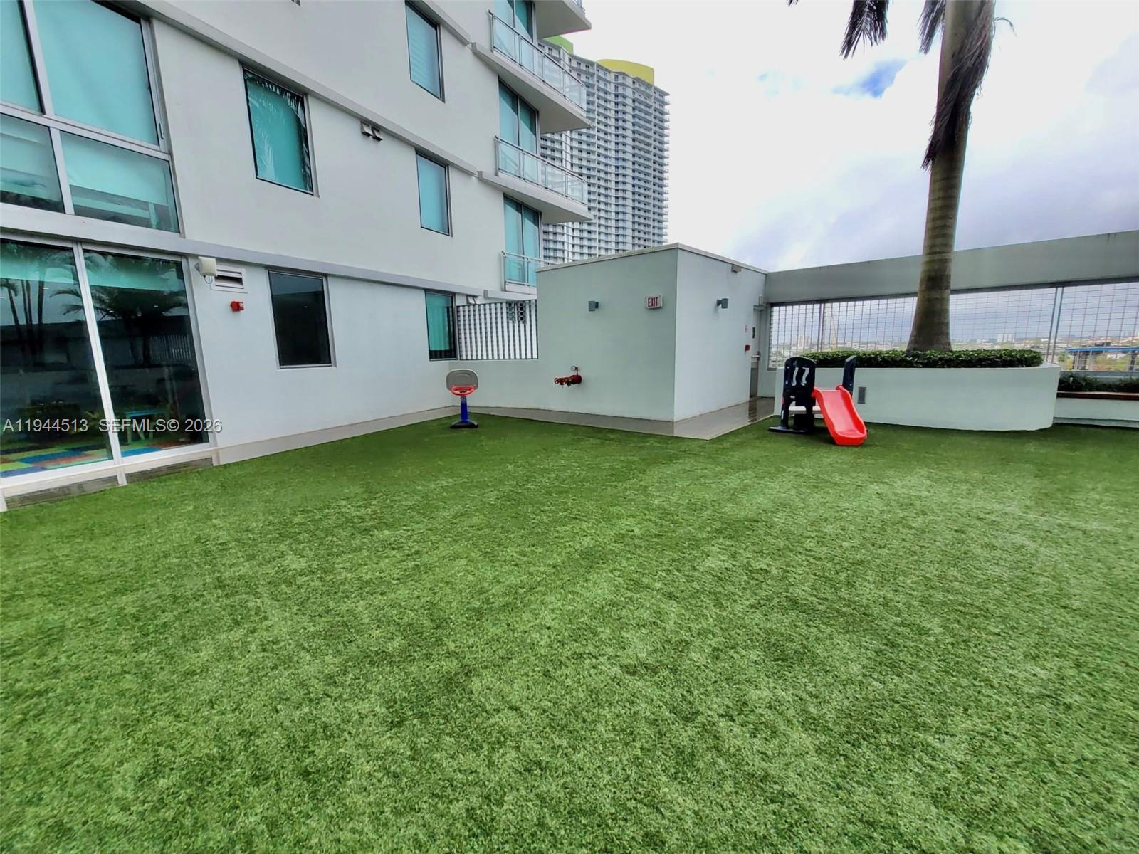 92 Southwest 3rd Street, Unit 1808 Miami, FL 33130 - Photo 31 of 45 a view of a house with backyard