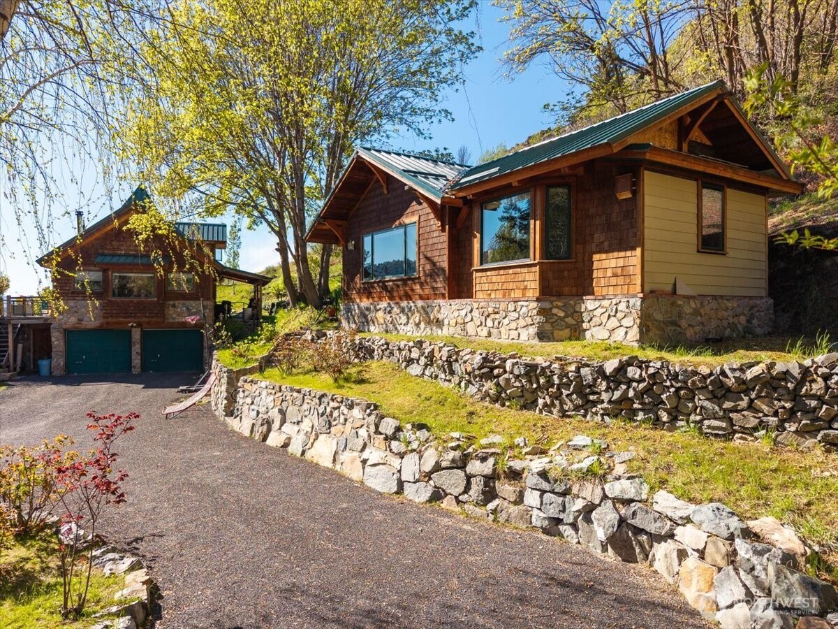16495 South Lakeshore Road Chelan, WA 98816 - Photo 2 of 40 front view of a house with a large tree