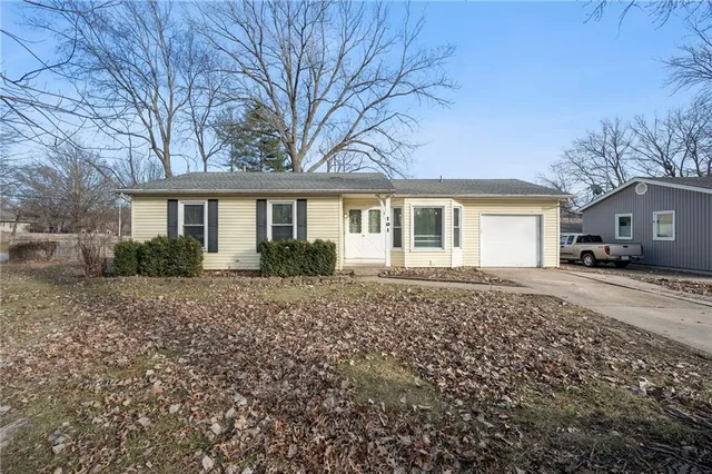 $250,000 | 101 Southeast Brentwood Drive, Lee's Summit, MO 64063
