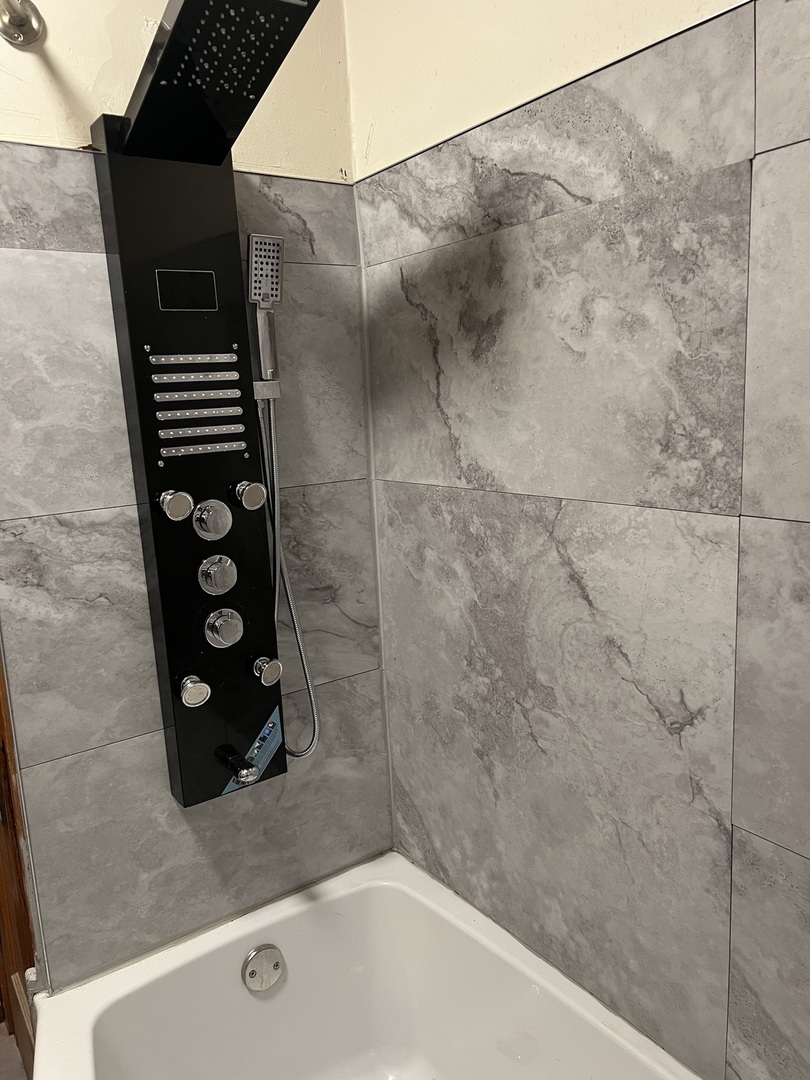 6837 South Maplewood Avenue, Unit 1R Chicago, IL 60629 - Photo 7 of 16 a bathroom with a bathtub