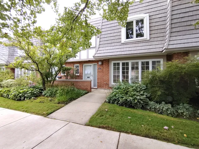 $395,000 | 1490 Avignon Court, Highland Park, IL 60035