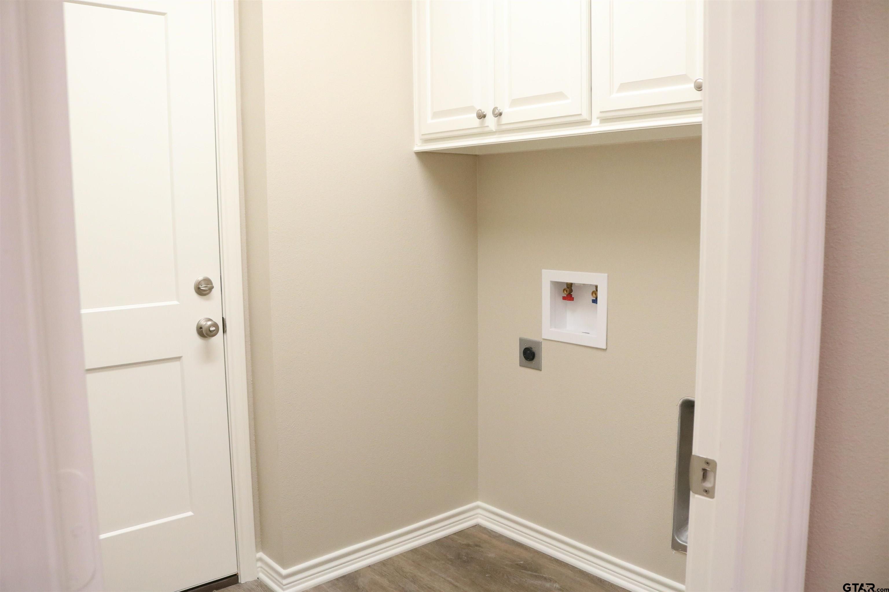 3915 Old Omen Road Tyler, TX 75707 - Photo 5 of 19 a view of a hallway