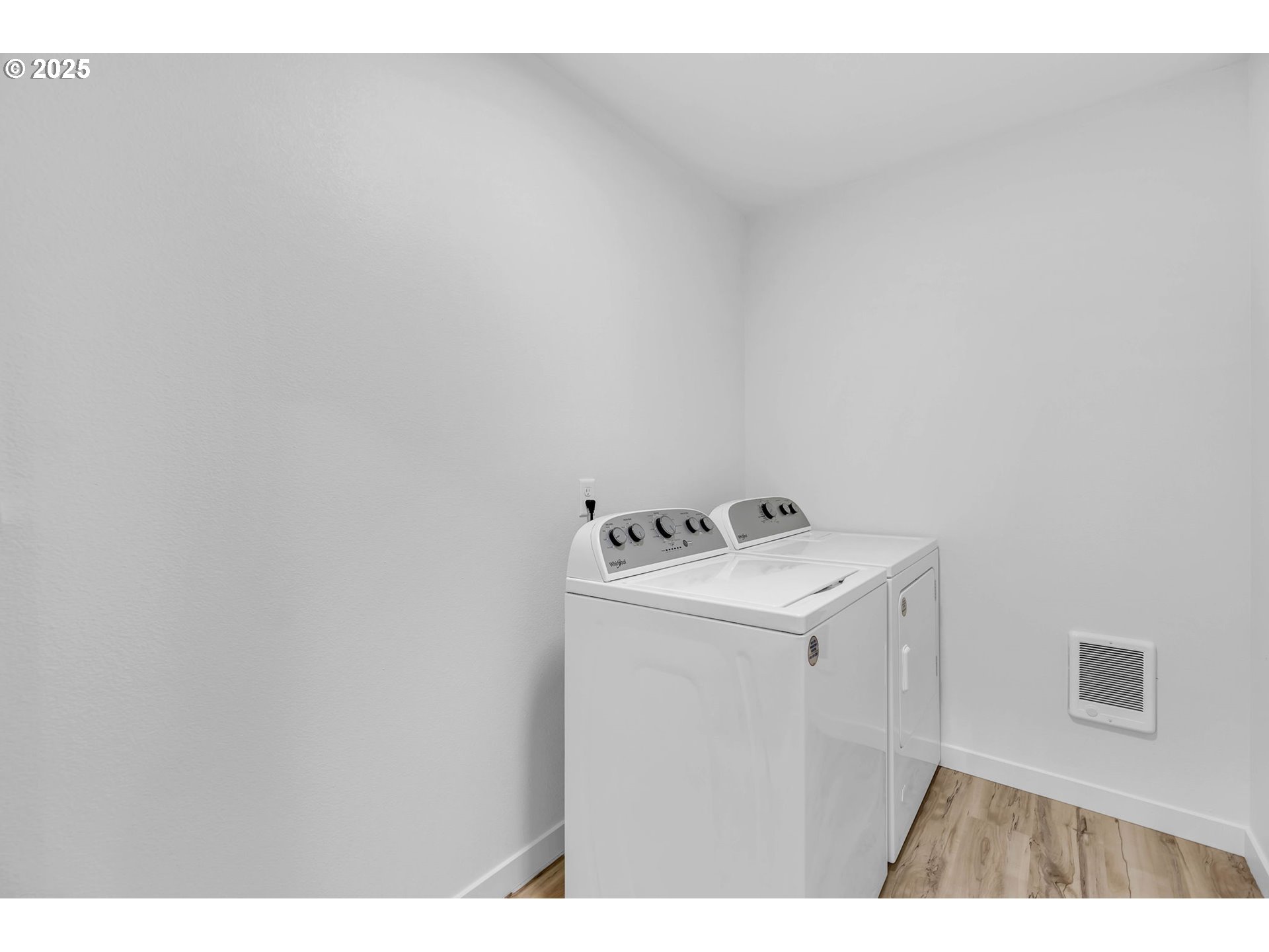 805 West Front Street Winlock, WA 98596 - Photo 23 of 31 a utility room with dryer and washer