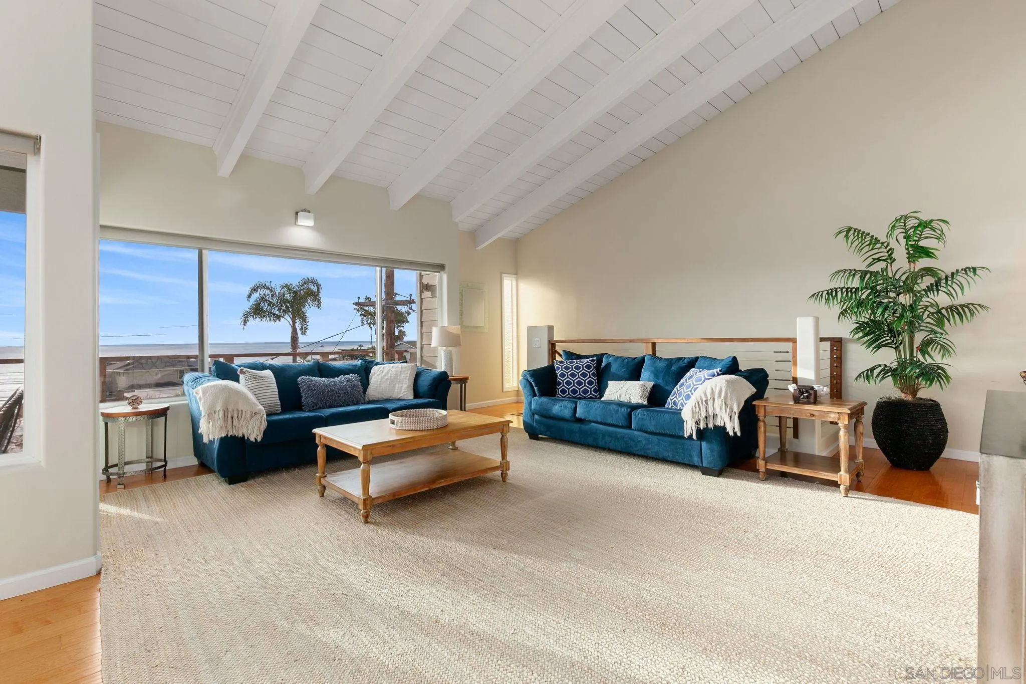 5620 La Jolla Boulevard La Jolla, CA 92037 - Photo 13 of 50 a living room with furniture and a couch