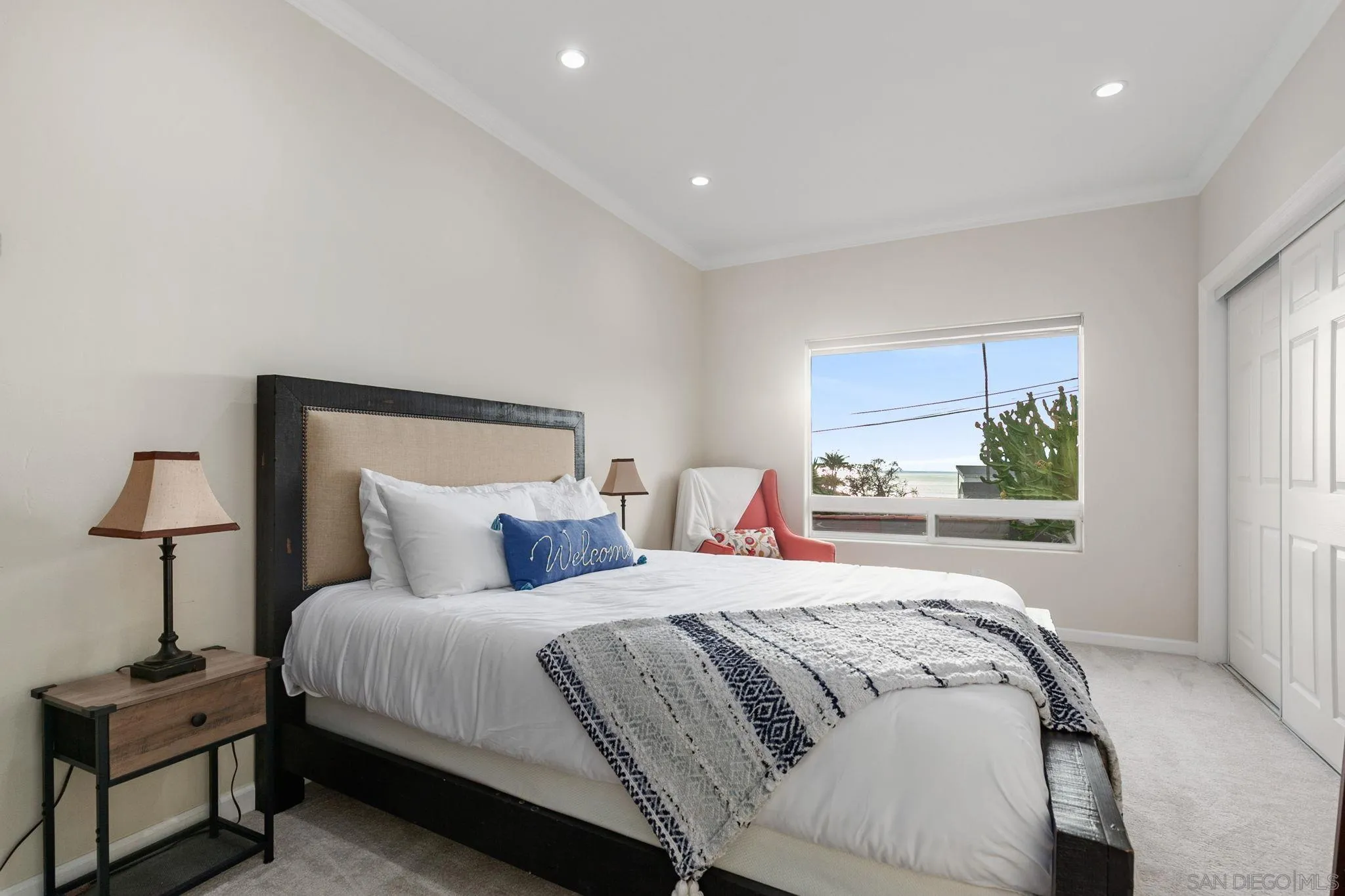 5620 La Jolla Boulevard La Jolla, CA 92037 - Photo 24 of 50 a bedroom with a bed and a lamp