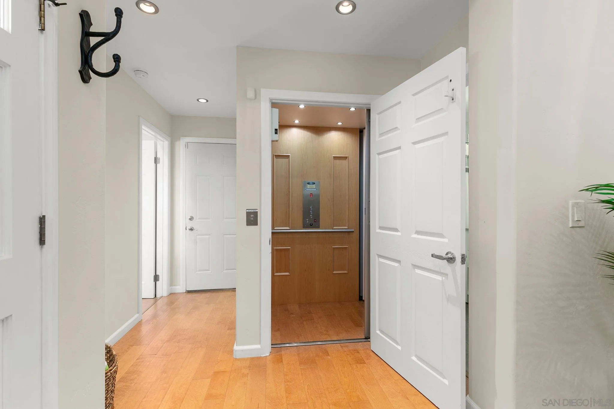 5620 La Jolla Boulevard La Jolla, CA 92037 - Photo 31 of 50 a view of a bathroom