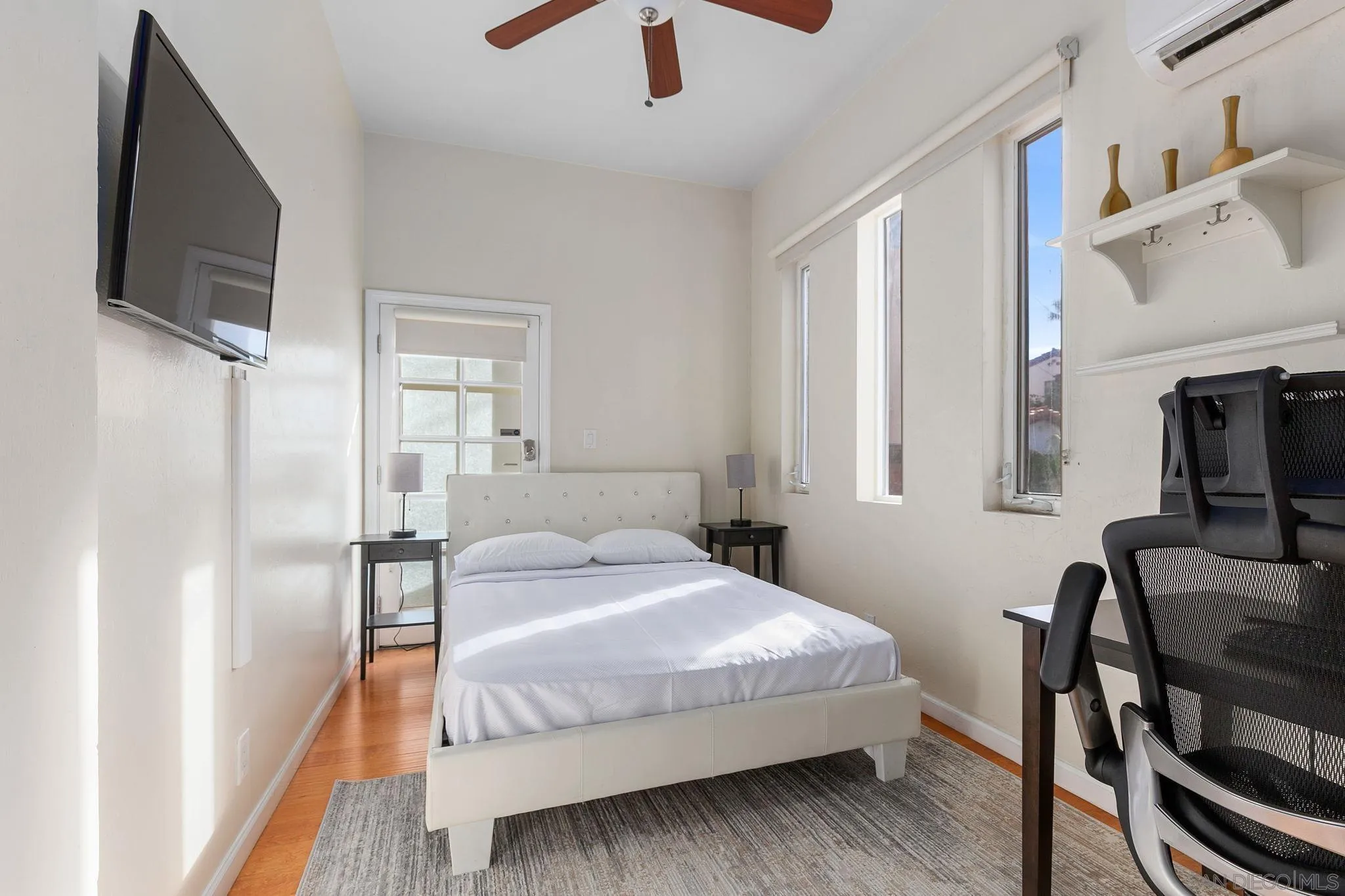 5620 La Jolla Boulevard La Jolla, CA 92037 - Photo 35 of 50 a bedroom with a bed tv and a window