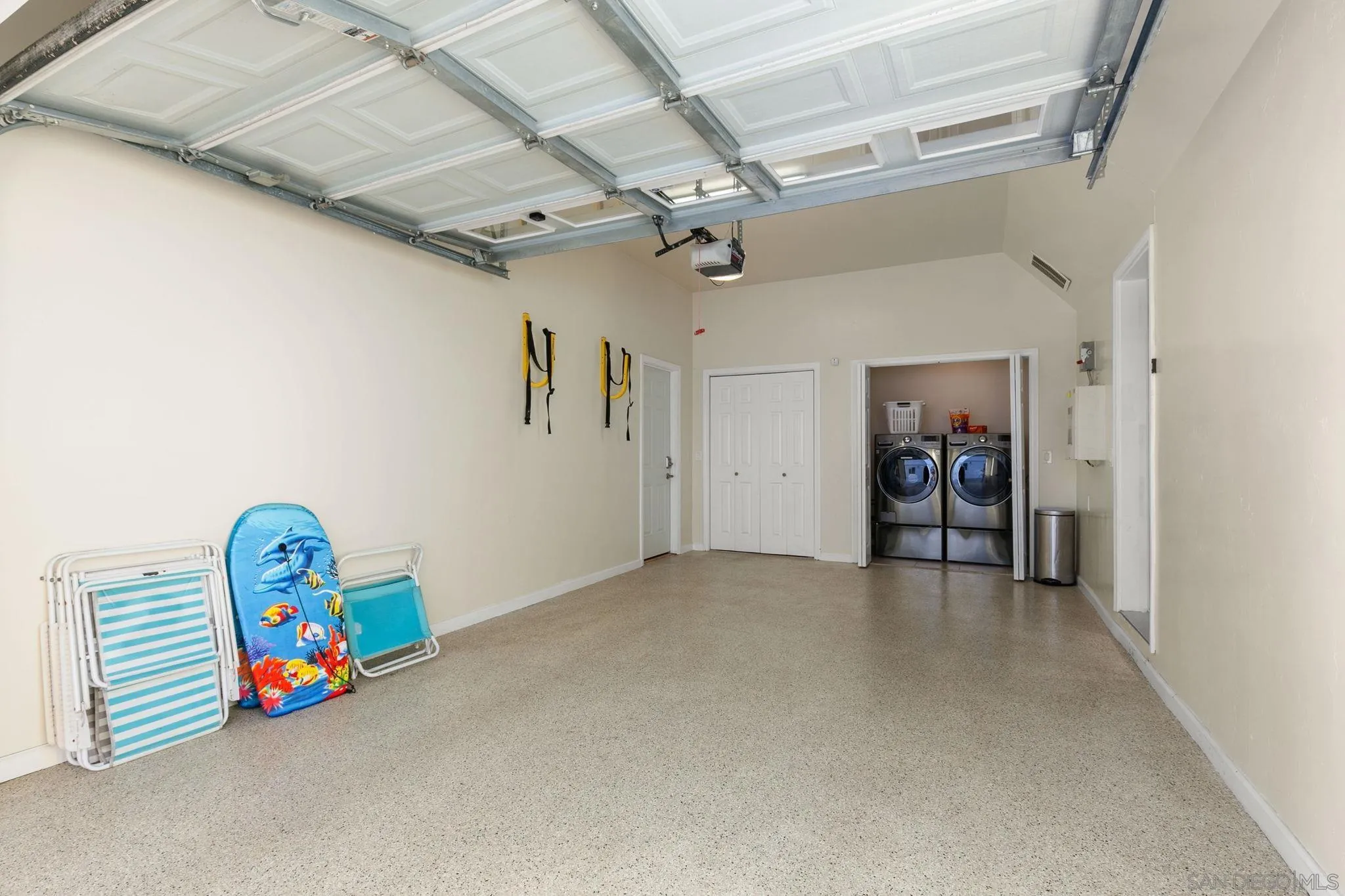 5620 La Jolla Boulevard La Jolla, CA 92037 - Photo 37 of 50 en empty room with toys and a chandelier