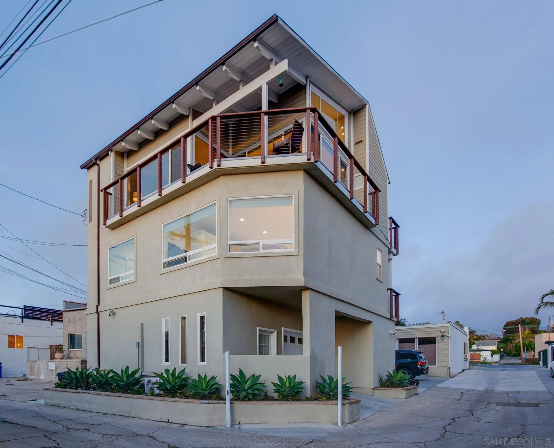 5620 La Jolla Boulevard La Jolla, CA 92037 - Photo 41 of 50 a front view of a building