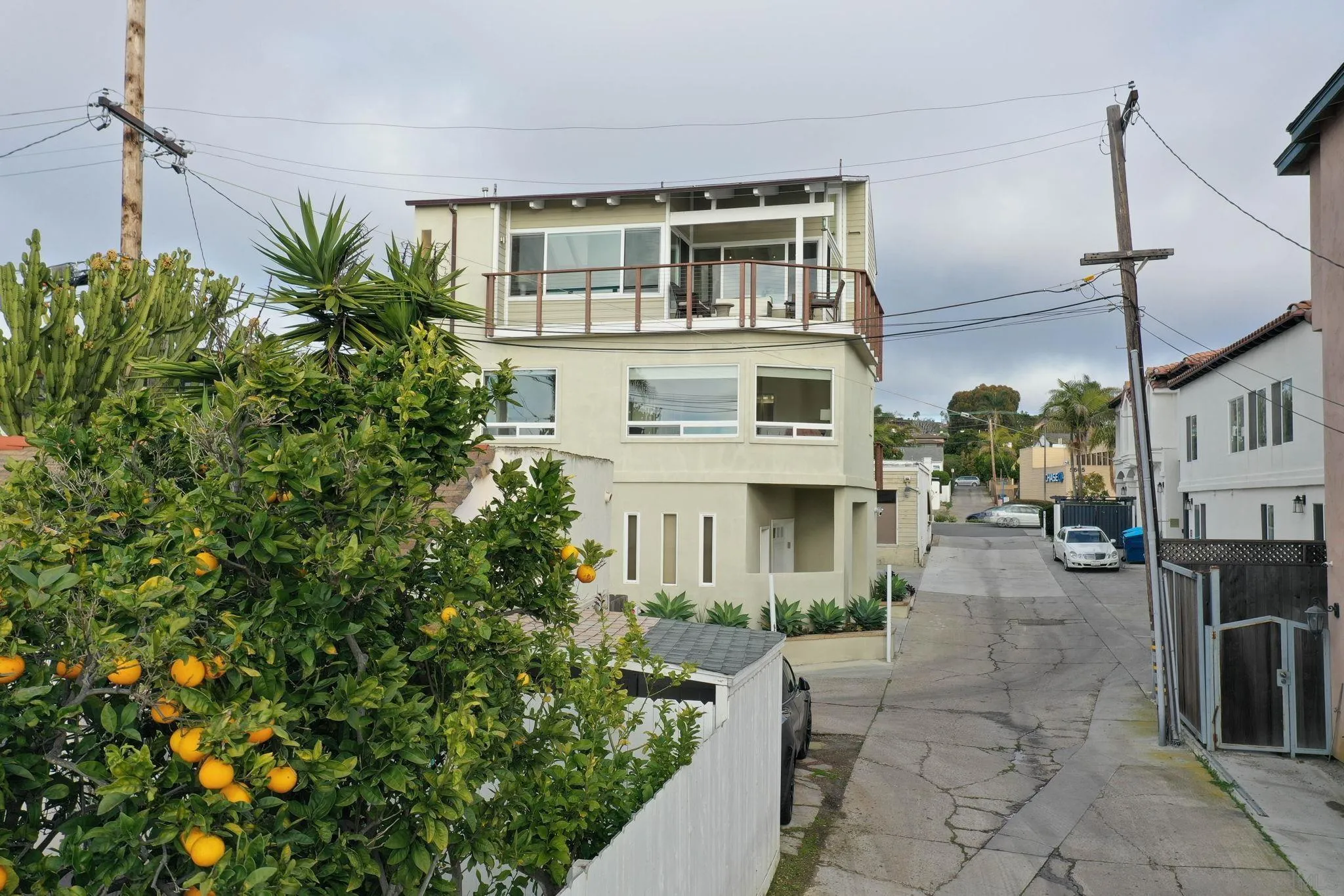 5620 La Jolla Boulevard La Jolla, CA 92037 - Photo 44 of 50 a front view of a house with a yard