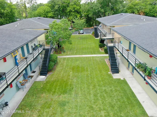 a view of an house with a yard