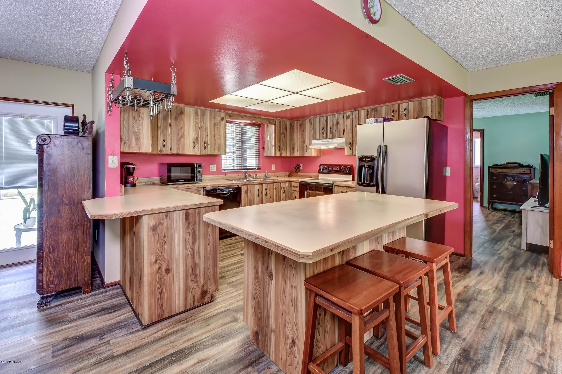 6-Kitchen Area