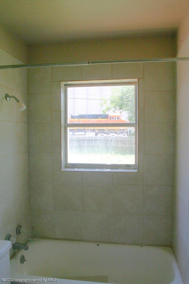 4331 South Polk Street Amarillo, TX 79110 - Photo 8 of 9 a bathroom with a bathtub