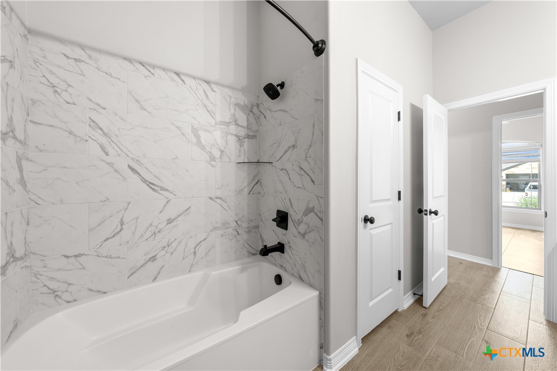 3405 Waggoner Drive Belton, TX 76513 - Photo 11 of 48 a bathroom with a bathtub