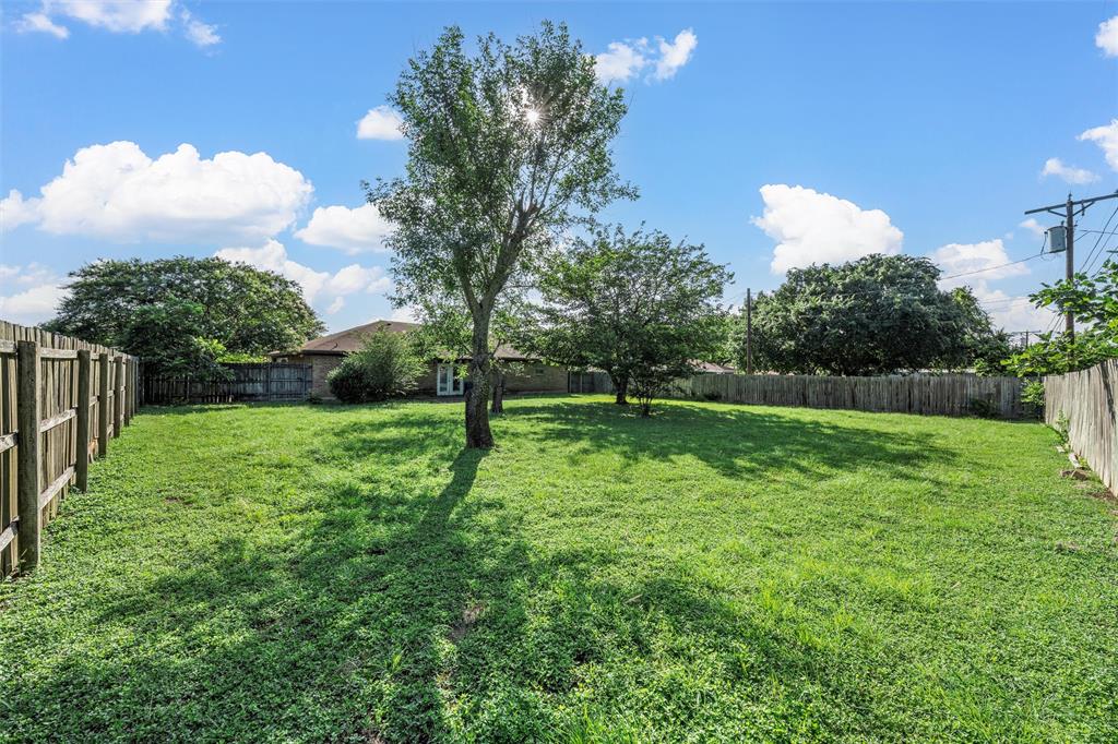 300 Travis Lane Hewitt, TX 76643 - Photo 6 of 18 a view of a park