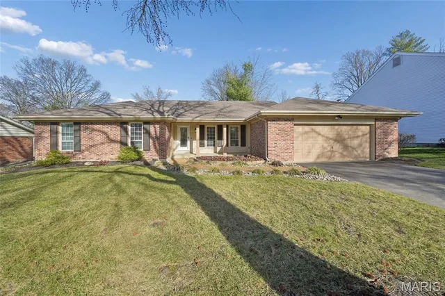 $475,000 | 1047 Camargo Drive, Ballwin, MO 63011