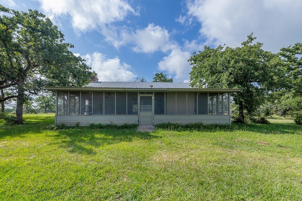 1561 Cr 154 Road Weimar, TX 78962 - Photo 4 of 46