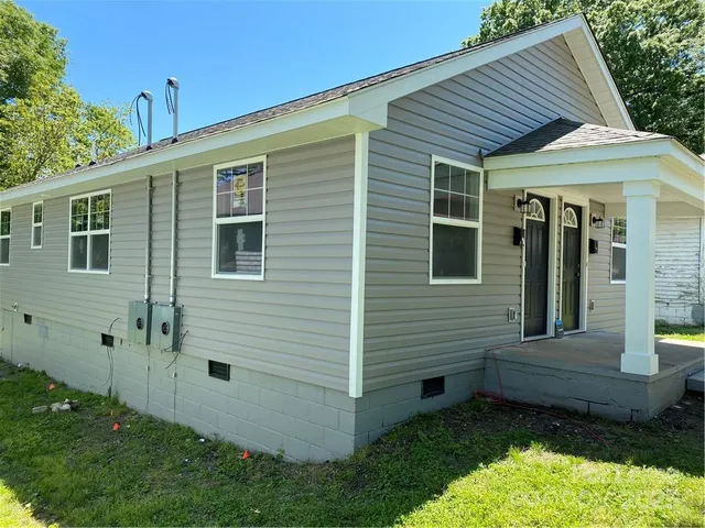 a view of a house with backyard and garden