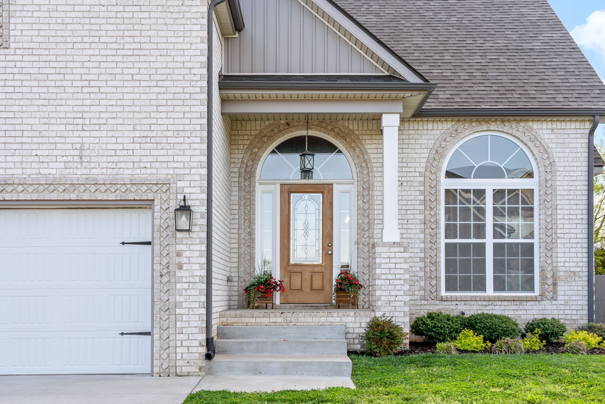 2251 Allen-Griffey Road Clarksville, TN 37042 - Photo 5 of 31 a front view of a house with garden